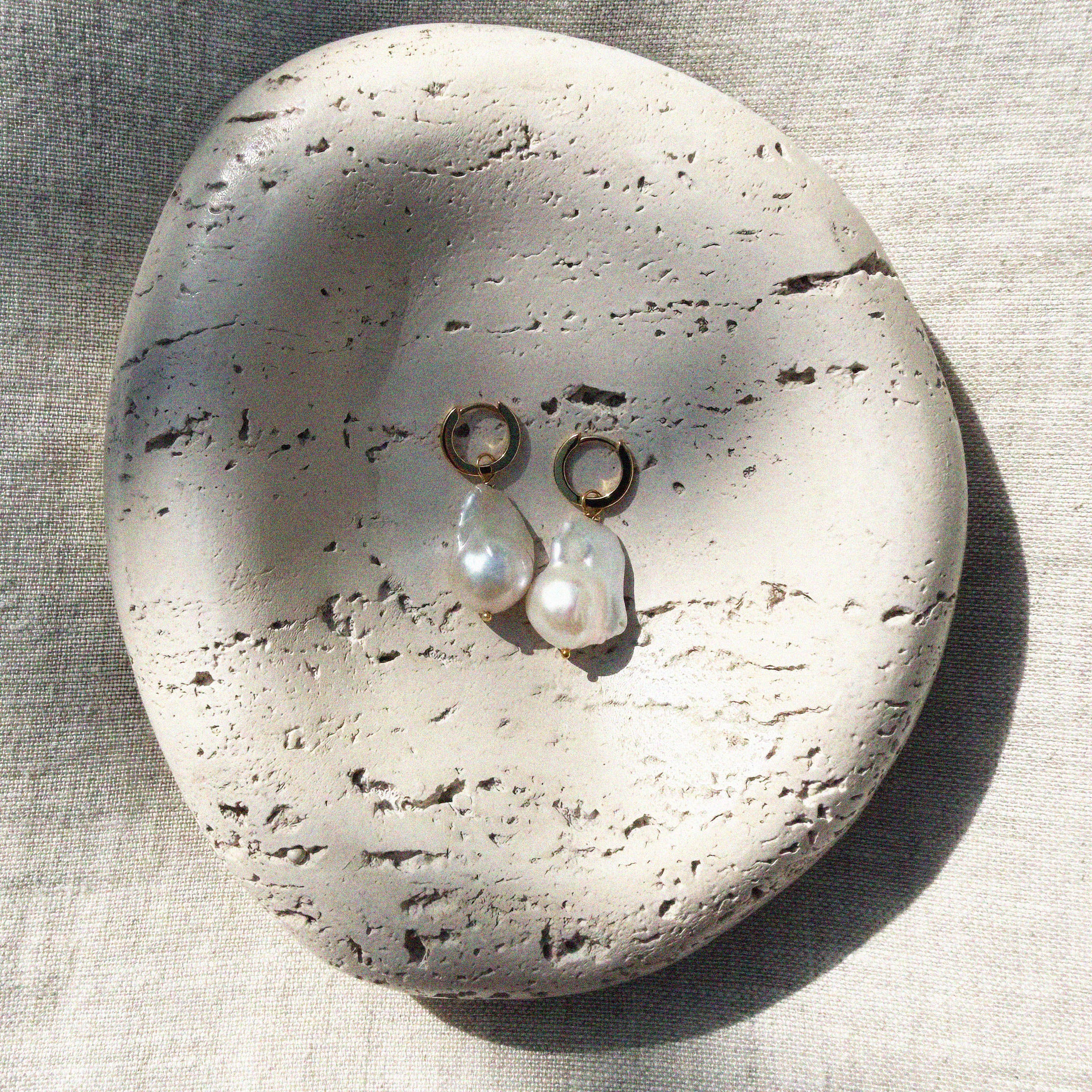 CLOUD BAROQUE PEARL HOOP EARRINGS