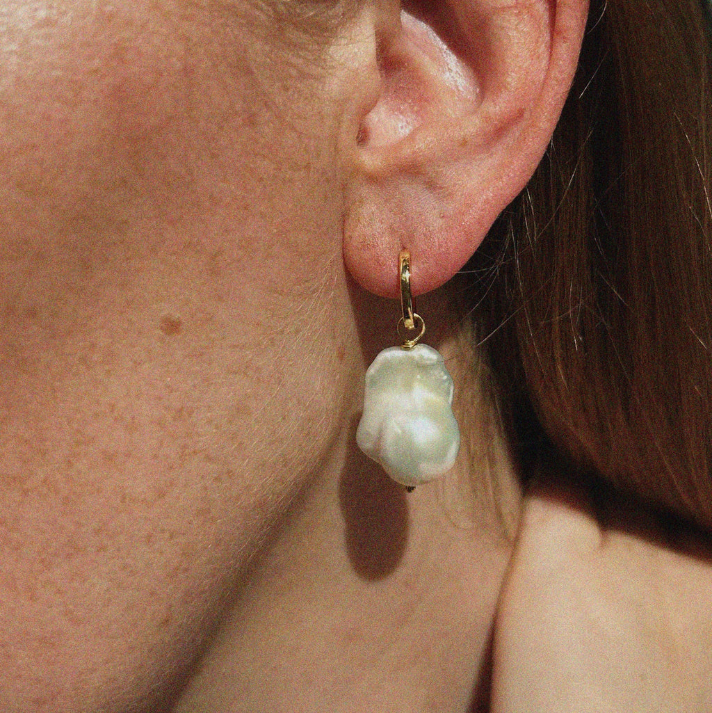 CLOUD BAROQUE PEARL HOOP EARRINGS
