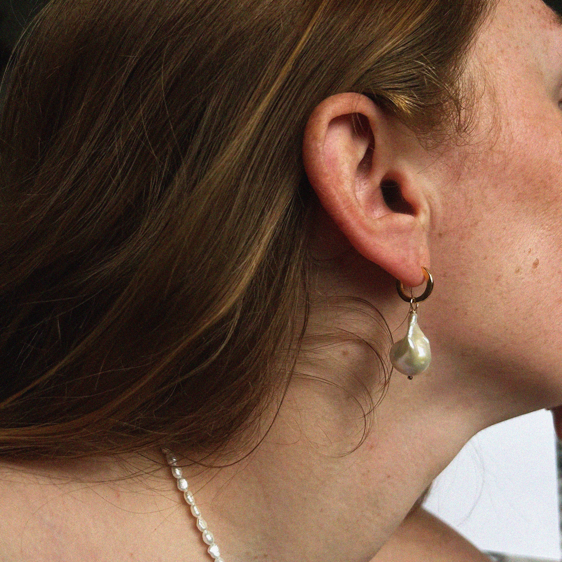 CLOUD BAROQUE PEARL HOOP EARRINGS