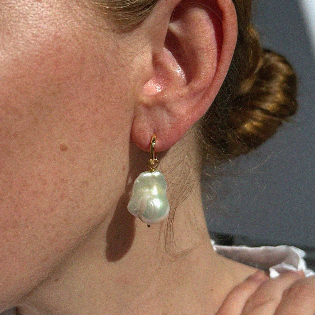 CLOUD BAROQUE PEARL HOOP EARRINGS