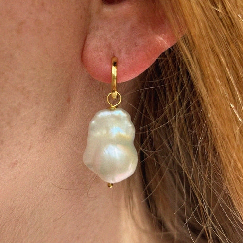 CLOUD BAROQUE PEARL HOOP EARRINGS