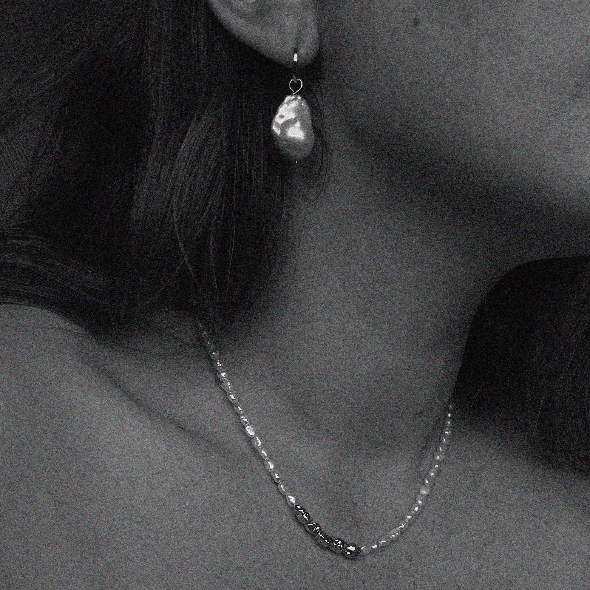 CLOUD BAROQUE PEARL HOOP EARRINGS