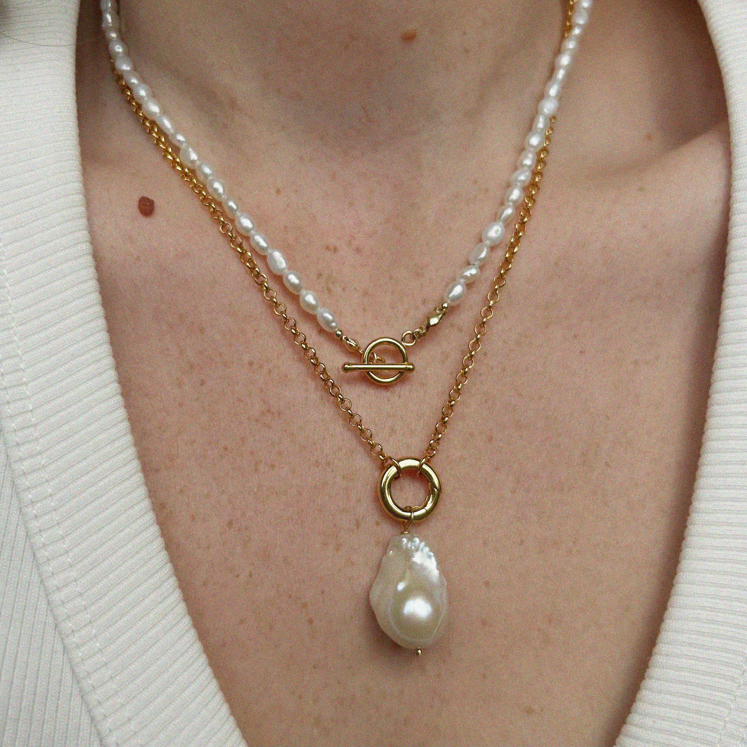 TOGGLE PEARL NECKLACE
