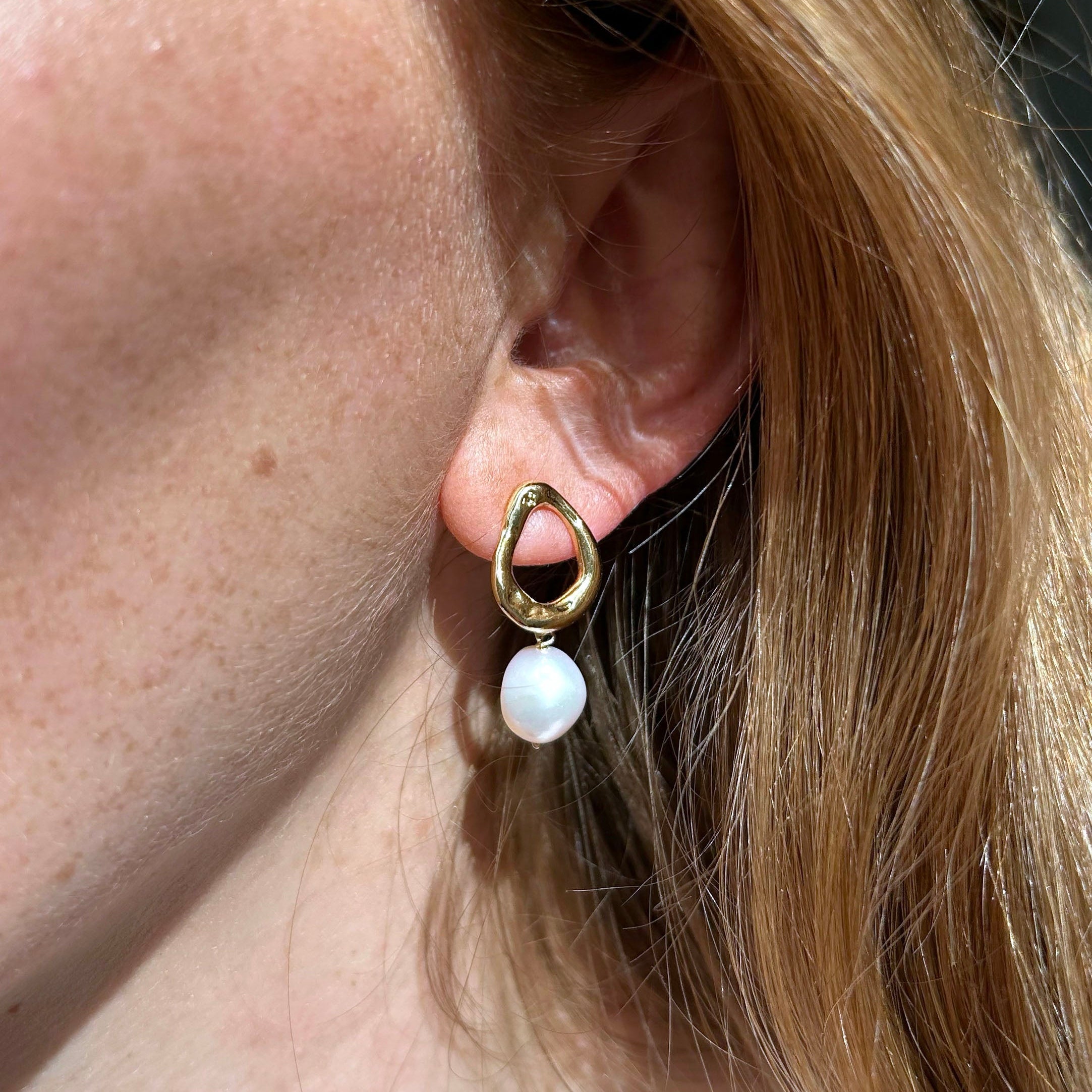 RIPPLE DROP PEARL STUD EARRINGS