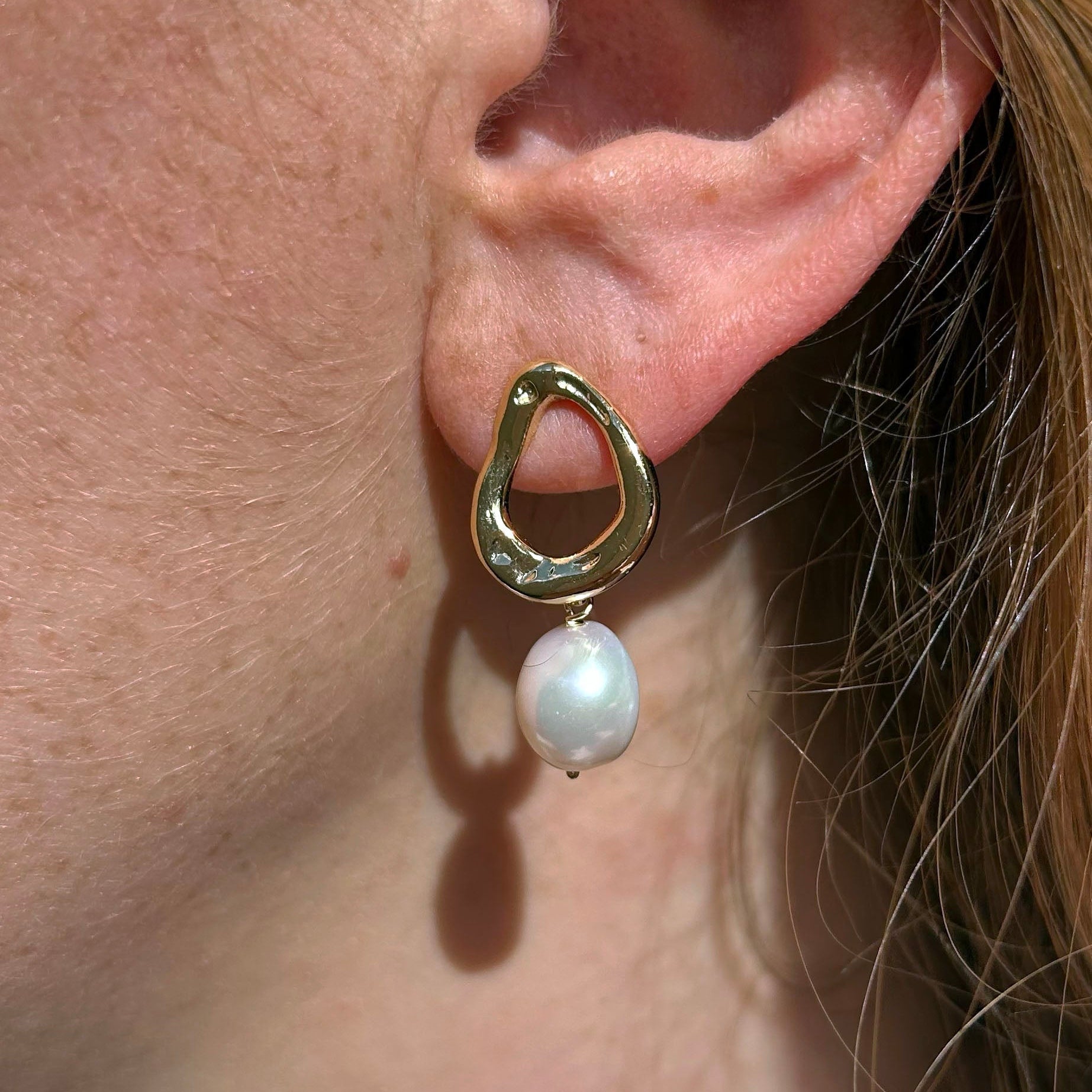 RIPPLE DROP PEARL STUD EARRINGS