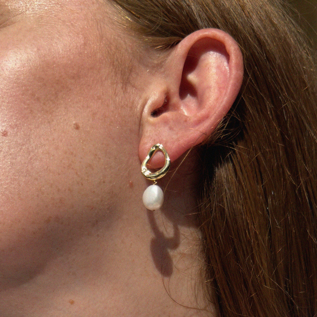 RIPPLE DROP PEARL STUD EARRINGS