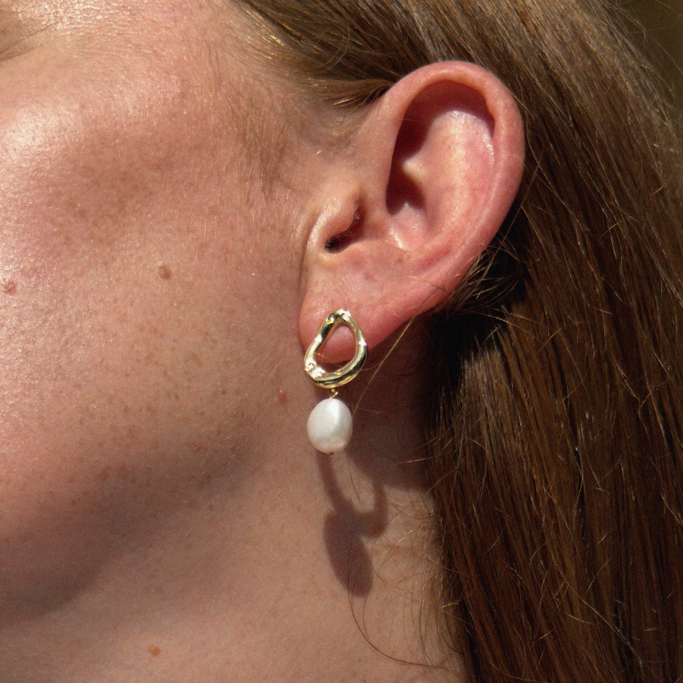 RIPPLE DROP PEARL STUD EARRINGS