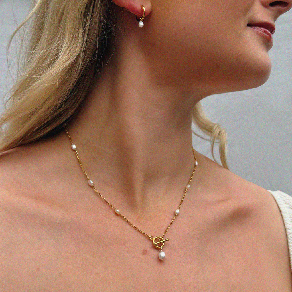 TOKEN T-BAR PEARL NECKLACE