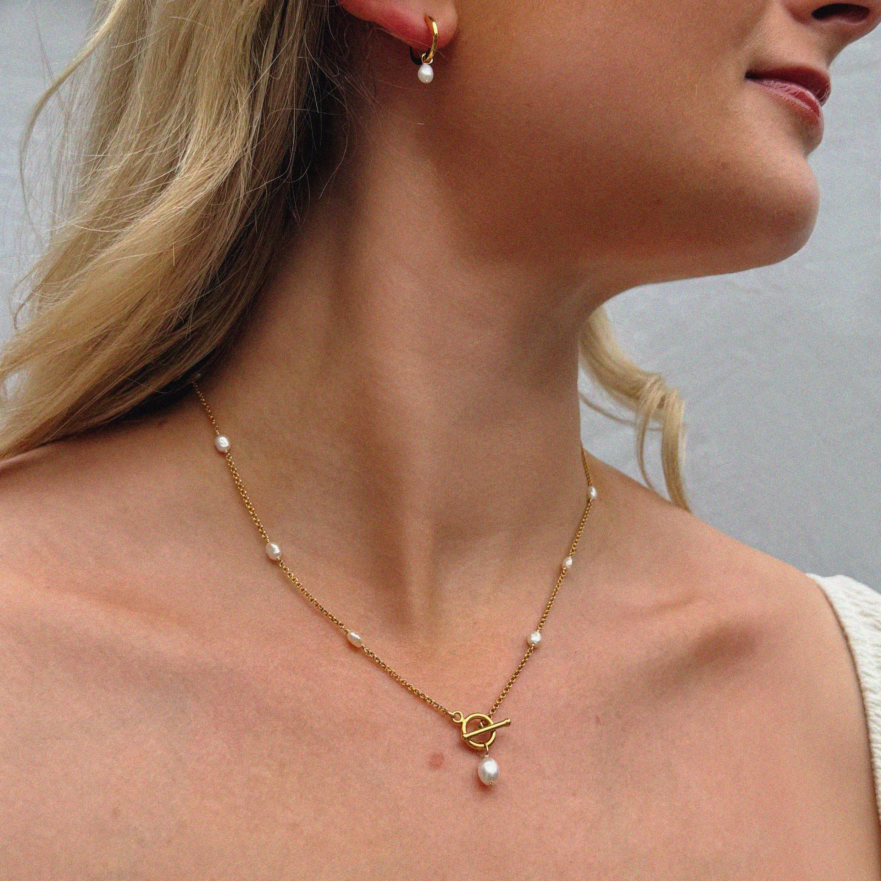 TOKEN T-BAR PEARL NECKLACE