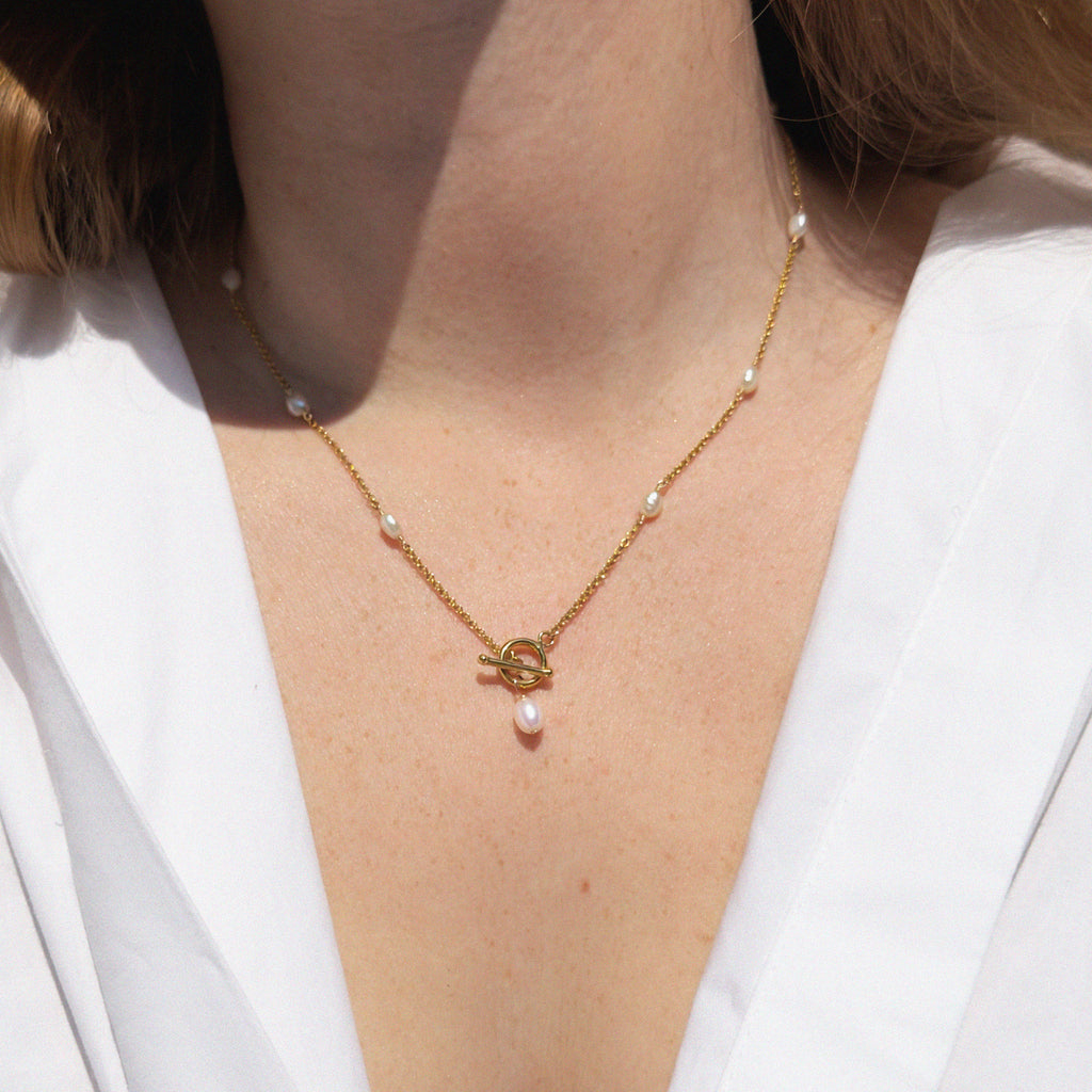 TOKEN T-BAR PEARL NECKLACE
