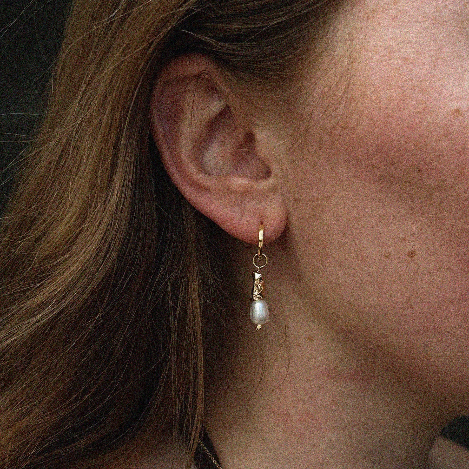 TOTEM DROP PEARL HOOP EARRINGS
